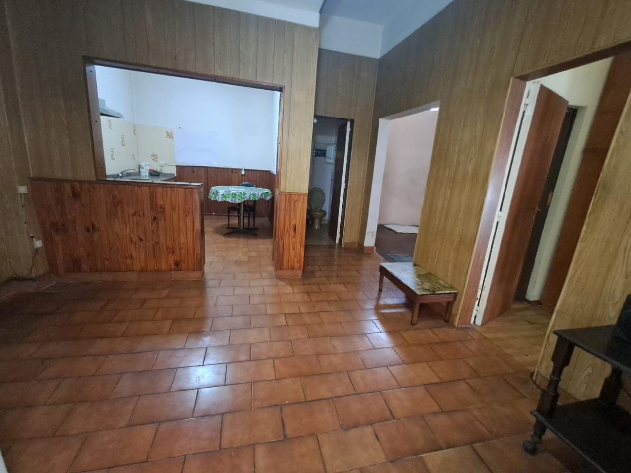 CASA IDEAL PARA 2 FAMILIAS (AL FRENTE DEPTO 3 AMB CON PATIO Y AL FONDO DEPTO 3 AMB CON PATIO Y TERRAZA X T/SUP. CON CUARTO G. UTILES).REF.835