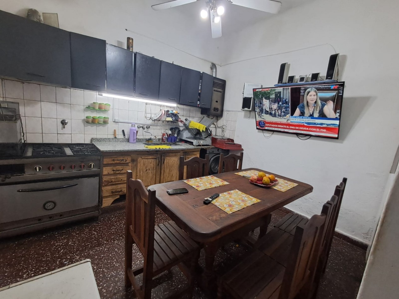 CASA IDEAL PARA 2 FAMILIAS (AL FRENTE DEPTO 3 AMB CON PATIO Y AL FONDO DEPTO 3 AMB CON PATIO Y TERRAZA X T/SUP. CON CUARTO G. UTILES).REF.835