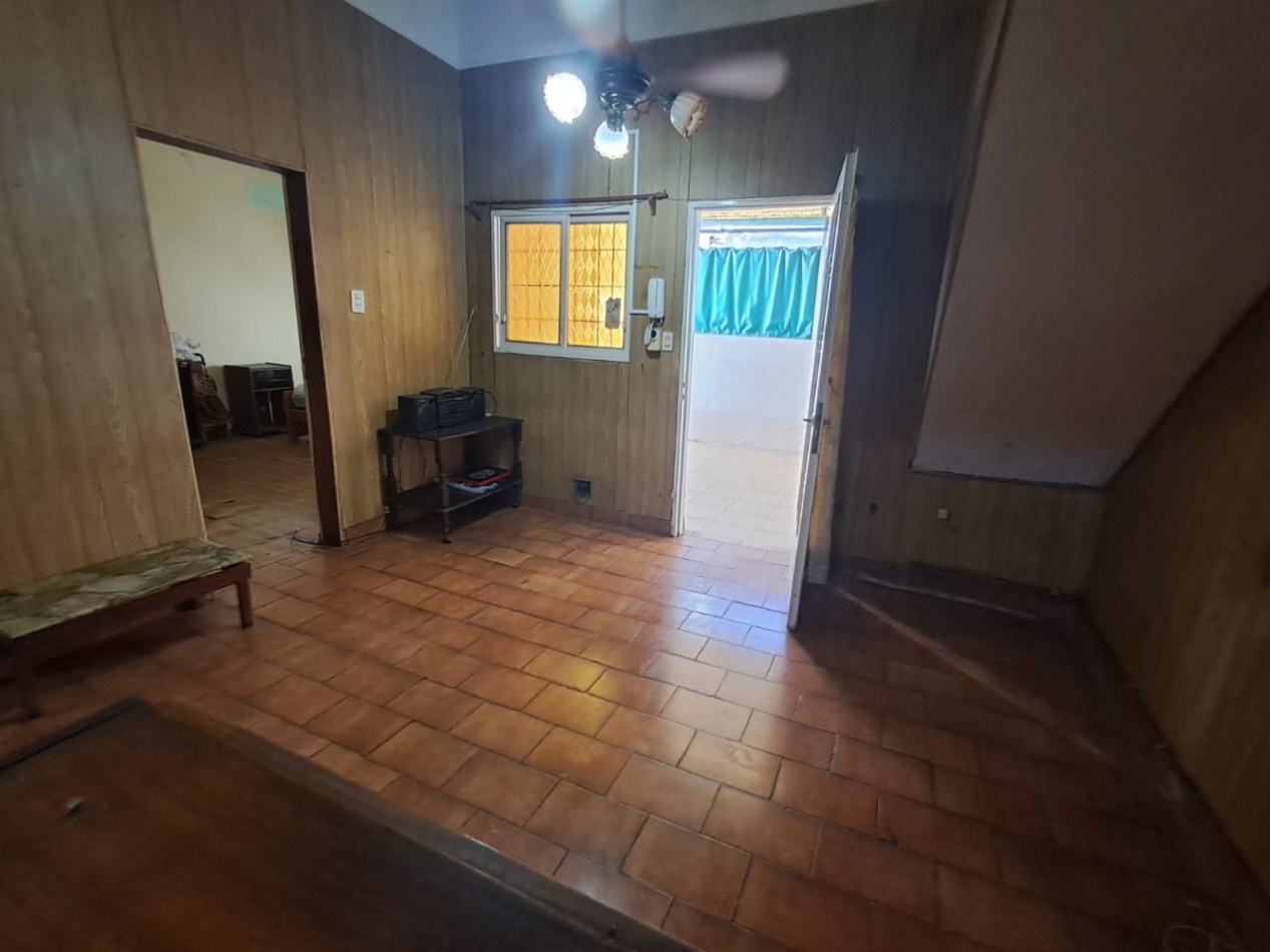 CASA IDEAL PARA 2 FAMILIAS (AL FRENTE DEPTO 3 AMB CON PATIO Y AL FONDO DEPTO 3 AMB CON PATIO Y TERRAZA X T/SUP. CON CUARTO G. UTILES).REF.835