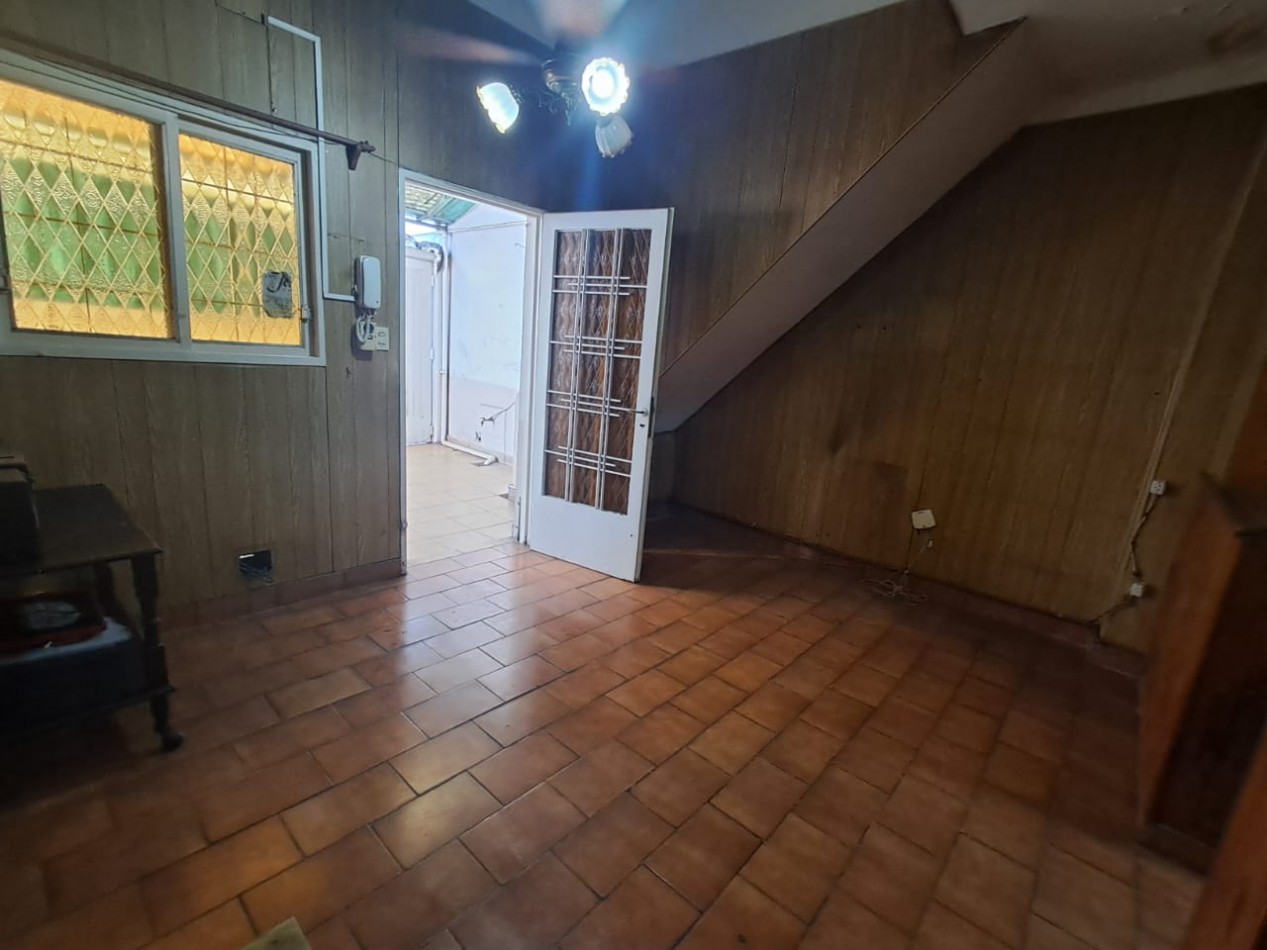 CASA IDEAL PARA 2 FAMILIAS (AL FRENTE DEPTO 3 AMB CON PATIO Y AL FONDO DEPTO 3 AMB CON PATIO Y TERRAZA X T/SUP. CON CUARTO G. UTILES).REF.835