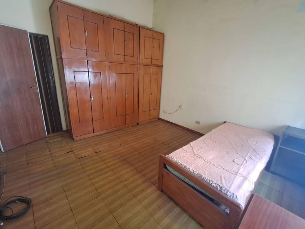 CASA IDEAL PARA 2 FAMILIAS (AL FRENTE DEPTO 3 AMB CON PATIO Y AL FONDO DEPTO 3 AMB CON PATIO Y TERRAZA X T/SUP. CON CUARTO G. UTILES).REF.835