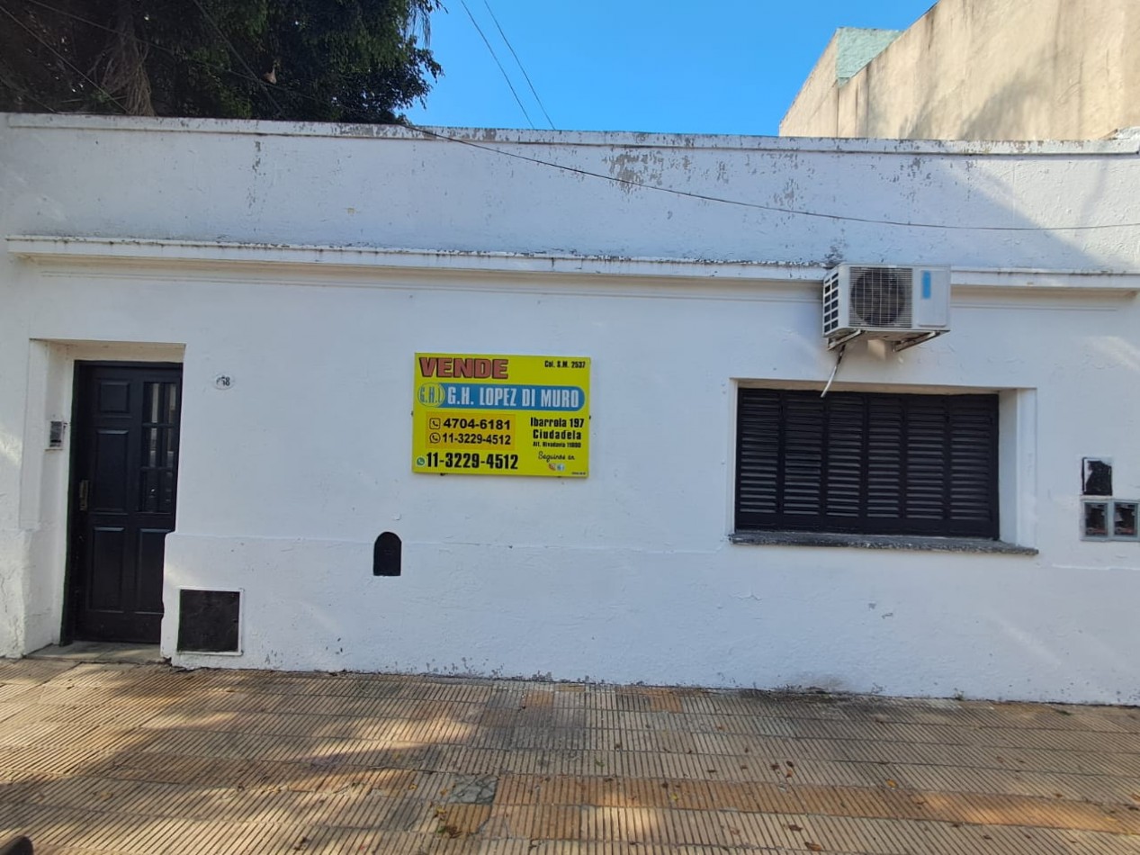 CASA IDEAL PARA 2 FAMILIAS (AL FRENTE DEPTO 3 AMB CON PATIO Y AL FONDO DEPTO 3 AMB CON PATIO Y TERRAZA X T/SUP. CON CUARTO G. UTILES).REF.835