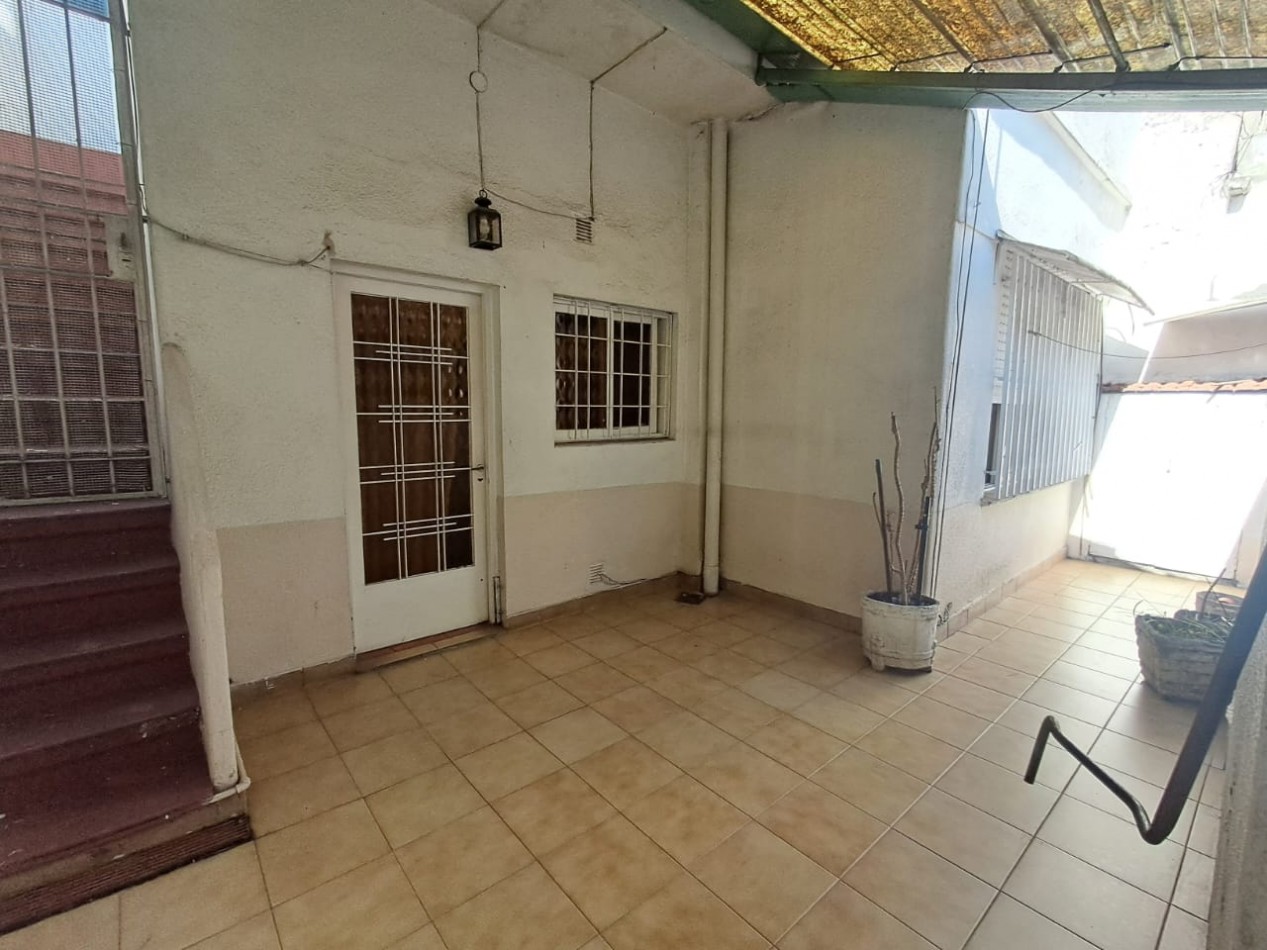 CASA IDEAL PARA 2 FAMILIAS (AL FRENTE DEPTO 3 AMB CON PATIO Y AL FONDO DEPTO 3 AMB CON PATIO Y TERRAZA X T/SUP. CON CUARTO G. UTILES).REF.835