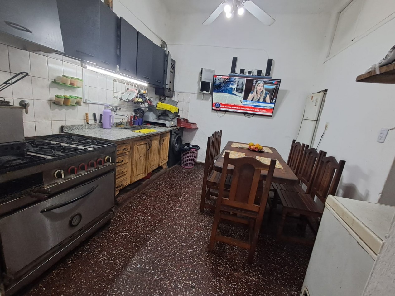 CASA IDEAL PARA 2 FAMILIAS (AL FRENTE DEPTO 3 AMB CON PATIO Y AL FONDO DEPTO 3 AMB CON PATIO Y TERRAZA X T/SUP. CON CUARTO G. UTILES).REF.835