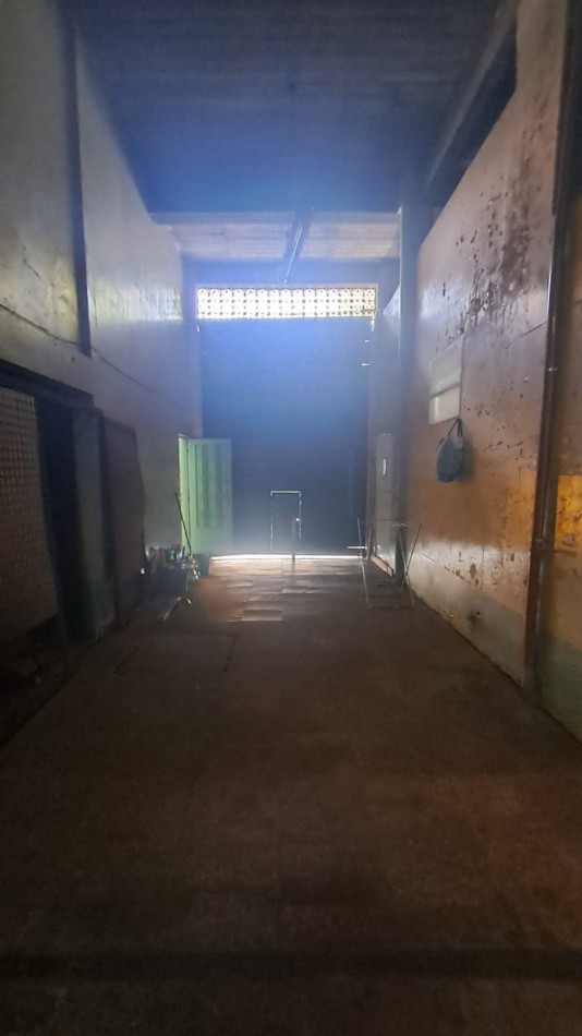 GALPON CON 2 OFICINAS Y VIVIENDA 3 AMB EN PLANTA ALTA