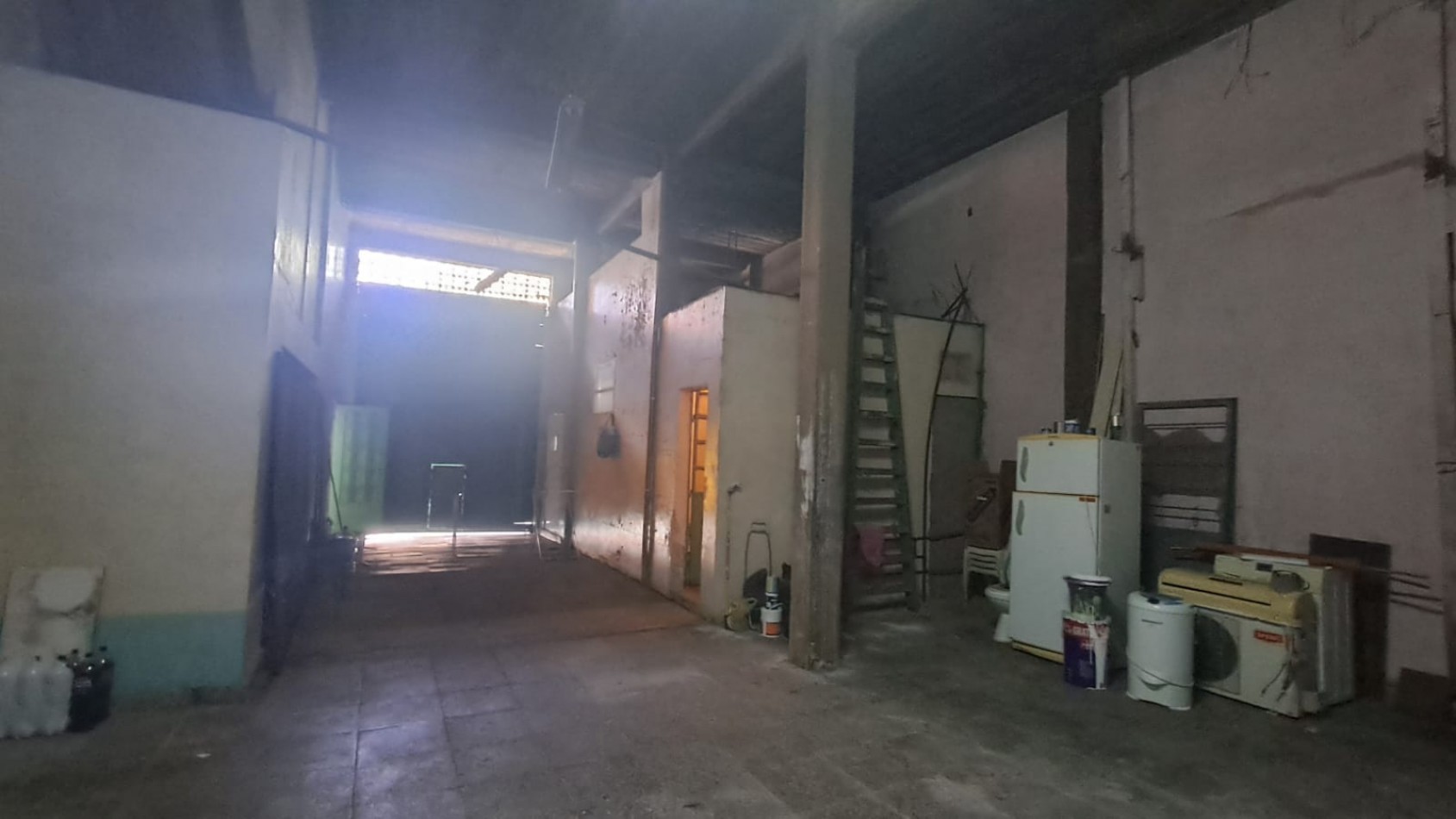 GALPON CON 2 OFICINAS Y VIVIENDA 3 AMB EN PLANTA ALTA