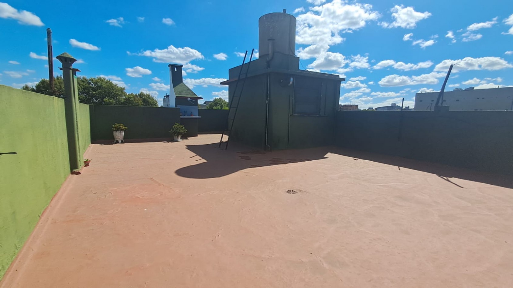 GALPON CON 2 OFICINAS Y VIVIENDA 3 AMB EN PLANTA ALTA