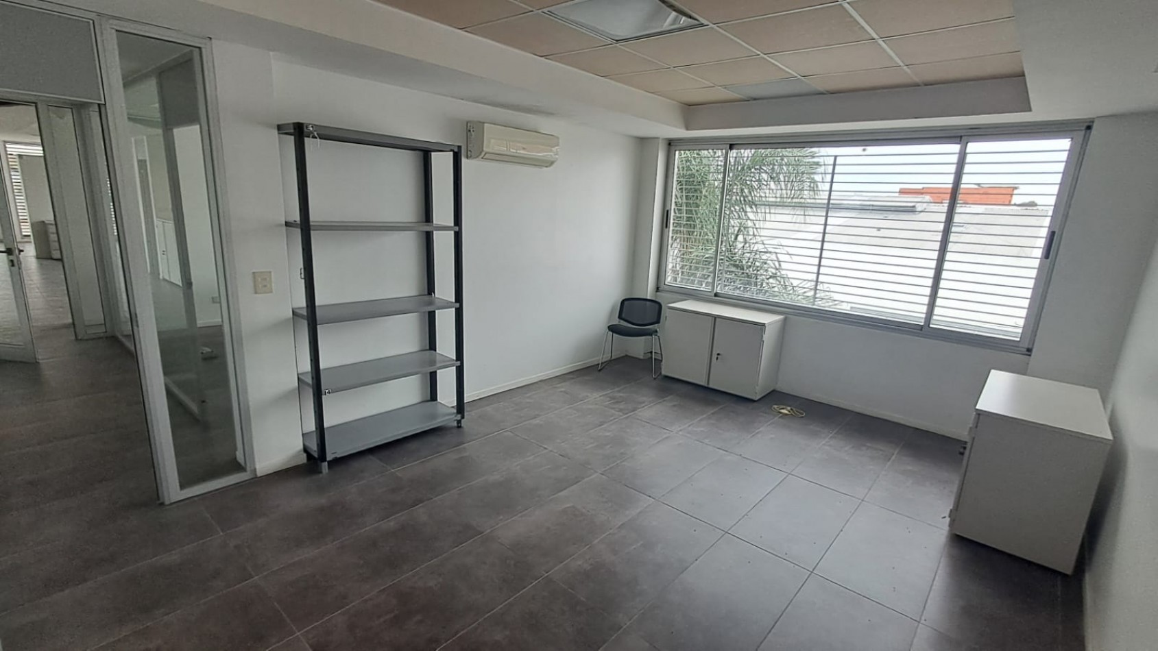 LOCAL COMERCIAL C/ COCHERA, DEPOSITO CON MONTACARGA, OFICINAS , SALAS DE REUNIONES, OFICINAS GERENCIALES VARIAS .REF.844