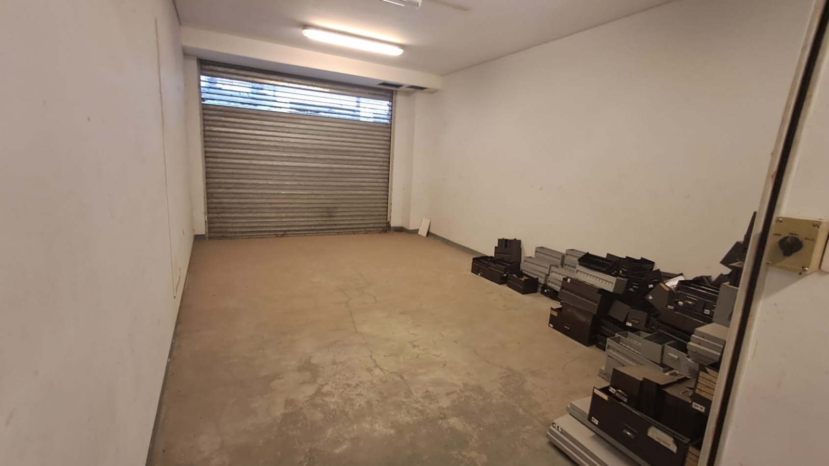 LOCAL COMERCIAL C/ COCHERA, DEPOSITO CON MONTACARGA, OFICINAS , SALAS DE REUNIONES, OFICINAS GERENCIALES VARIAS .REF.844