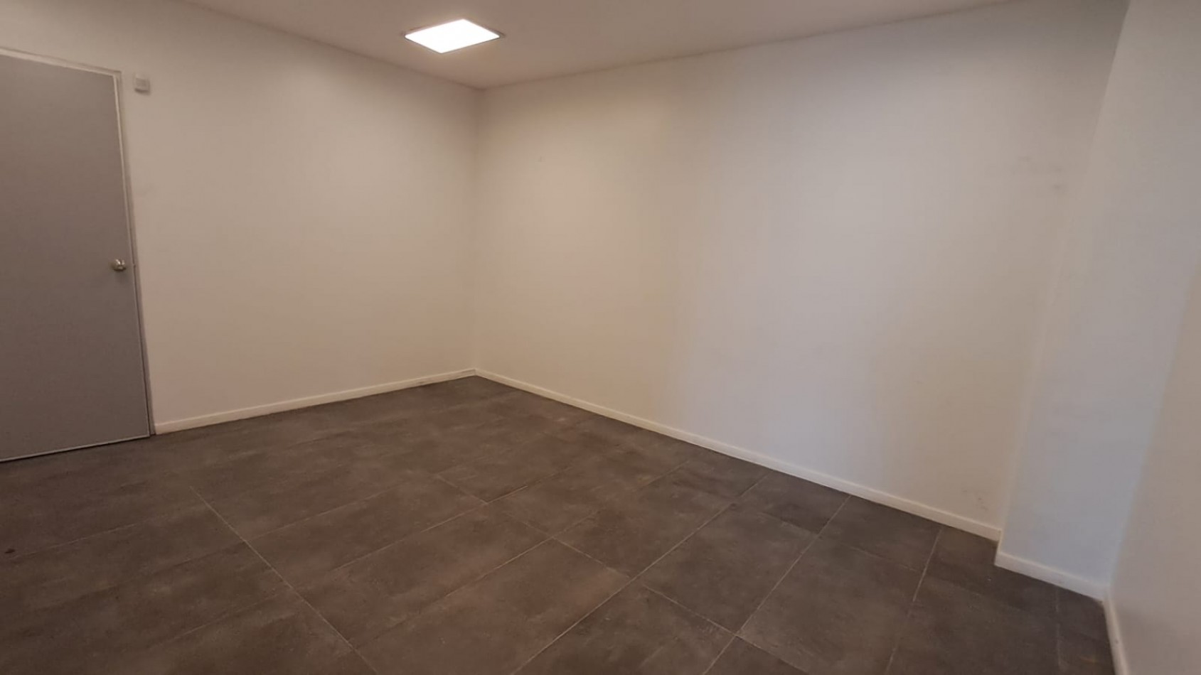 LOCAL COMERCIAL C/ COCHERA, DEPOSITO CON MONTACARGA, OFICINAS , SALAS DE REUNIONES, OFICINAS GERENCIALES VARIAS .REF.844