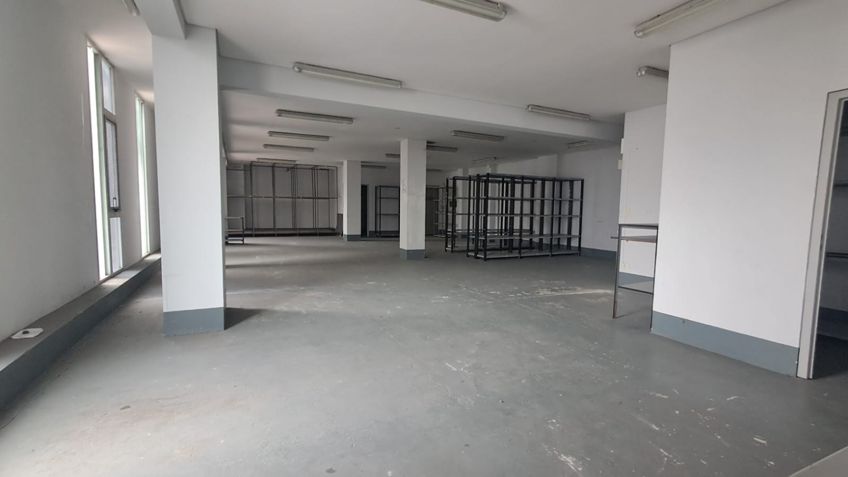 LOCAL COMERCIAL C/ COCHERA, DEPOSITO CON MONTACARGA, OFICINAS , SALAS DE REUNIONES, OFICINAS GERENCIALES VARIAS .REF.844