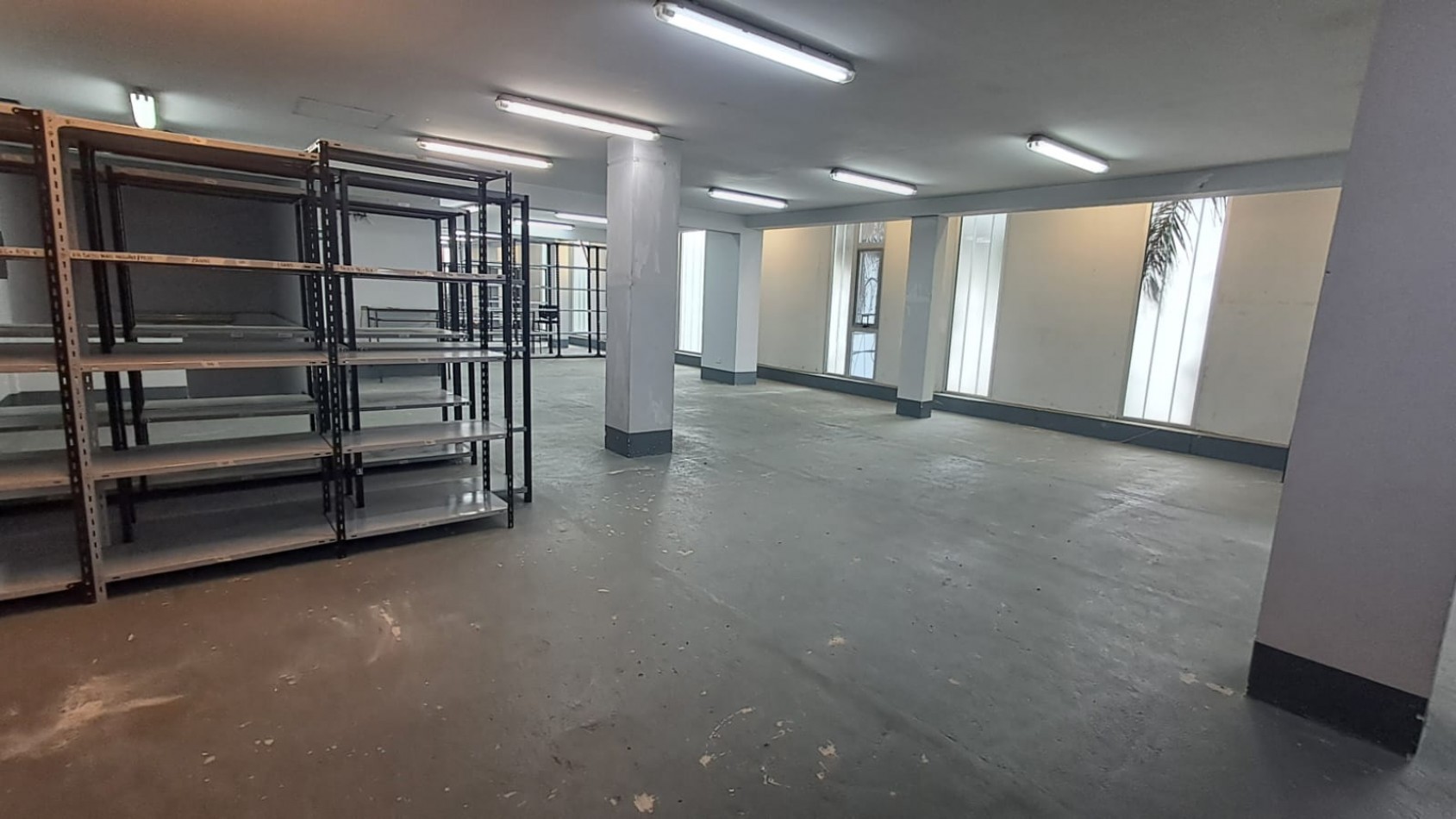 LOCAL COMERCIAL C/ COCHERA, DEPOSITO CON MONTACARGA, OFICINAS , SALAS DE REUNIONES, OFICINAS GERENCIALES VARIAS .REF.844