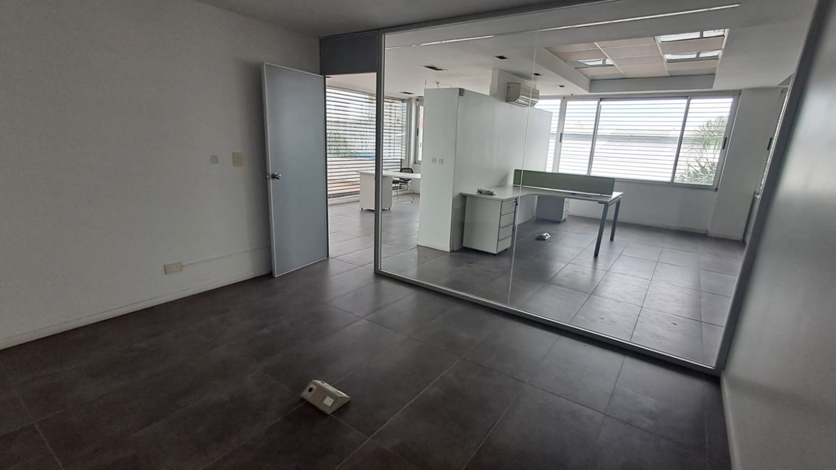 LOCAL COMERCIAL C/ COCHERA, DEPOSITO CON MONTACARGA, OFICINAS , SALAS DE REUNIONES, OFICINAS GERENCIALES VARIAS .REF.844