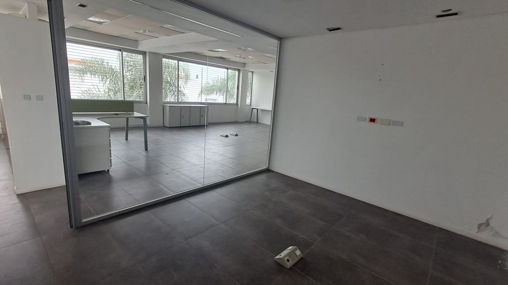 LOCAL COMERCIAL C/ COCHERA, DEPOSITO CON MONTACARGA, OFICINAS , SALAS DE REUNIONES, OFICINAS GERENCIALES VARIAS .REF.844