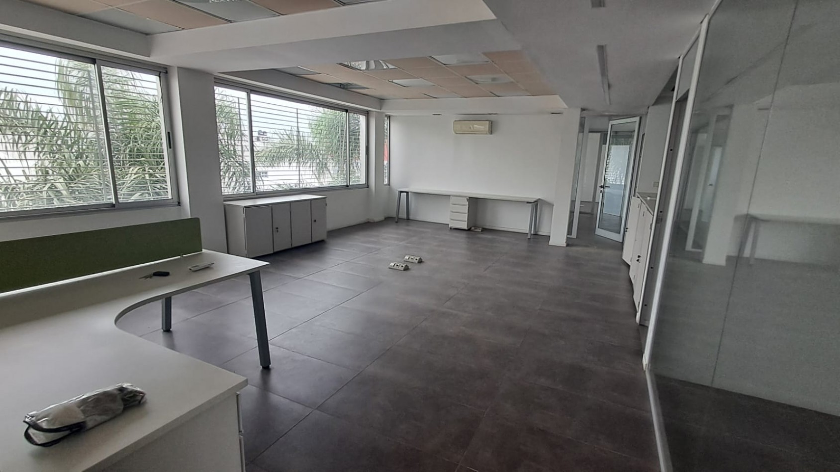 LOCAL COMERCIAL C/ COCHERA, DEPOSITO CON MONTACARGA, OFICINAS , SALAS DE REUNIONES, OFICINAS GERENCIALES VARIAS .REF.844