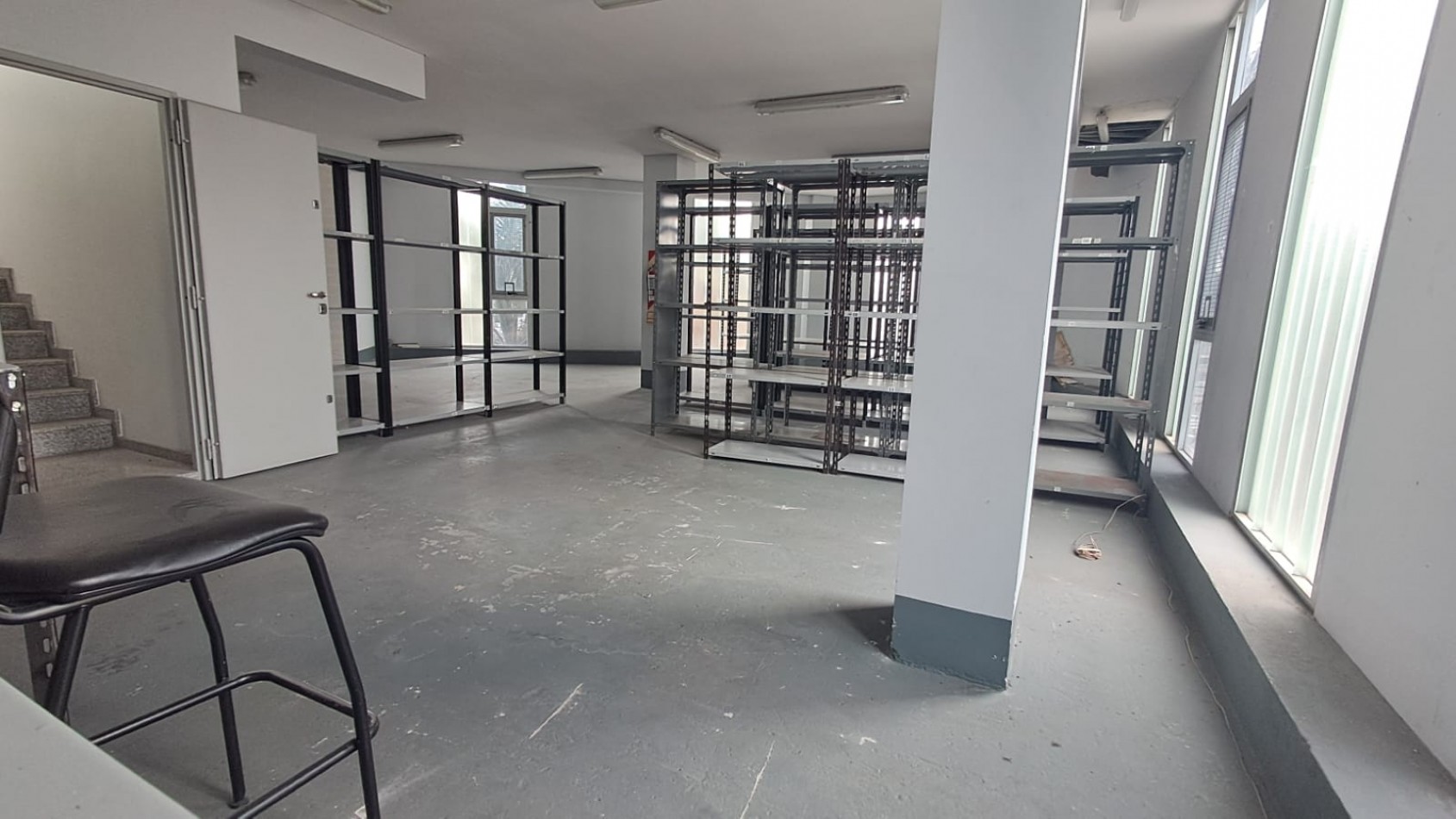 LOCAL COMERCIAL C/ COCHERA, DEPOSITO CON MONTACARGA, OFICINAS , SALAS DE REUNIONES, OFICINAS GERENCIALES VARIAS .REF.844
