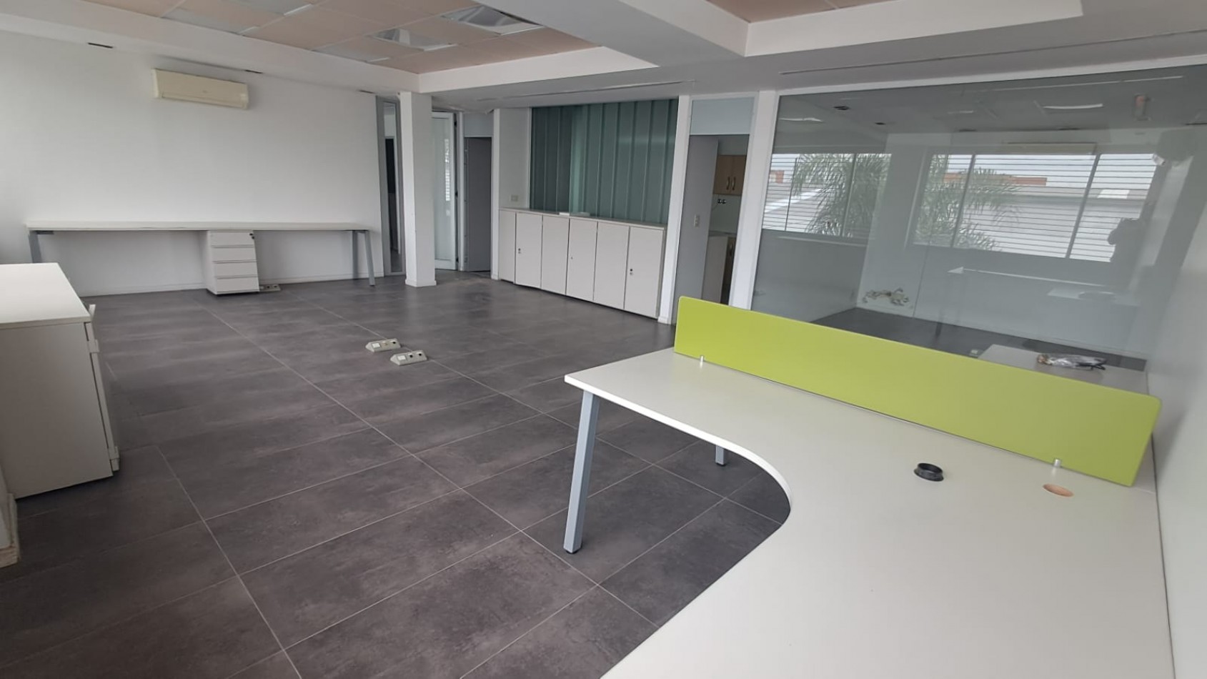 LOCAL COMERCIAL C/ COCHERA, DEPOSITO CON MONTACARGA, OFICINAS , SALAS DE REUNIONES, OFICINAS GERENCIALES VARIAS .REF.844