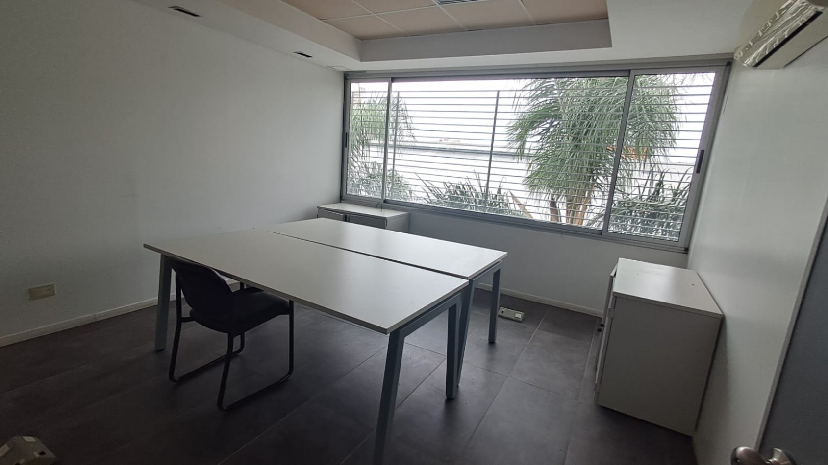 LOCAL COMERCIAL C/ COCHERA, DEPOSITO CON MONTACARGA, OFICINAS , SALAS DE REUNIONES, OFICINAS GERENCIALES VARIAS .REF.844