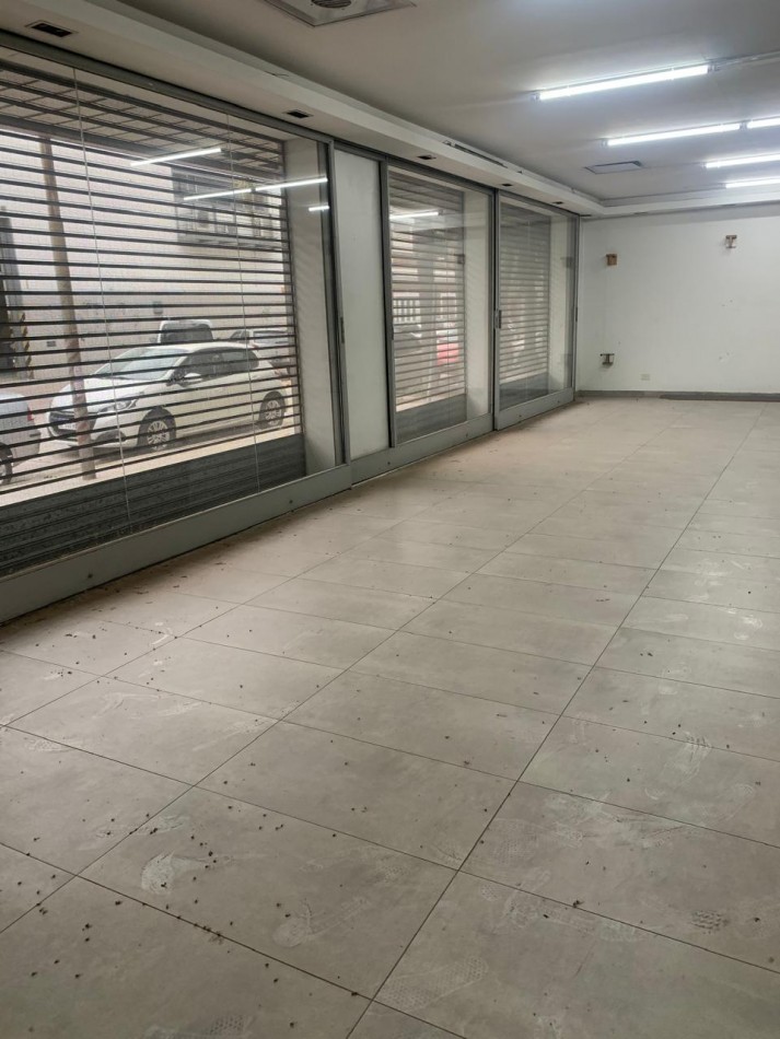 LOCAL COMERCIAL C/ COCHERA, DEPOSITO CON MONTACARGA, OFICINAS , SALAS DE REUNIONES, OFICINAS GERENCIALES VARIAS .REF.844