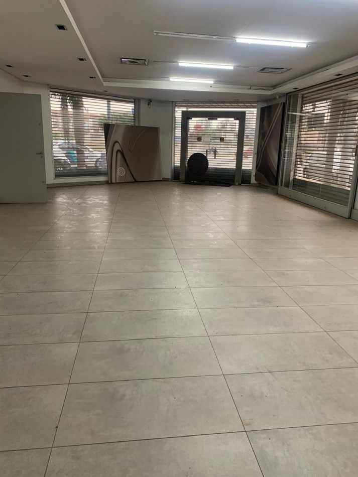 LOCAL COMERCIAL C/ COCHERA, DEPOSITO CON MONTACARGA, OFICINAS , SALAS DE REUNIONES, OFICINAS GERENCIALES VARIAS .REF.844