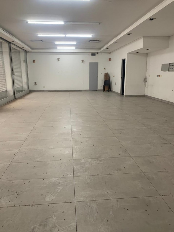 LOCAL COMERCIAL C/ COCHERA, DEPOSITO CON MONTACARGA, OFICINAS , SALAS DE REUNIONES, OFICINAS GERENCIALES VARIAS .REF.844