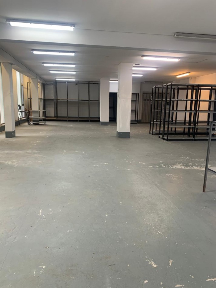LOCAL COMERCIAL C/ COCHERA, DEPOSITO CON MONTACARGA, OFICINAS , SALAS DE REUNIONES, OFICINAS GERENCIALES VARIAS .REF.844