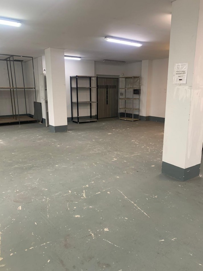LOCAL COMERCIAL C/ COCHERA, DEPOSITO CON MONTACARGA, OFICINAS , SALAS DE REUNIONES, OFICINAS GERENCIALES VARIAS .REF.844