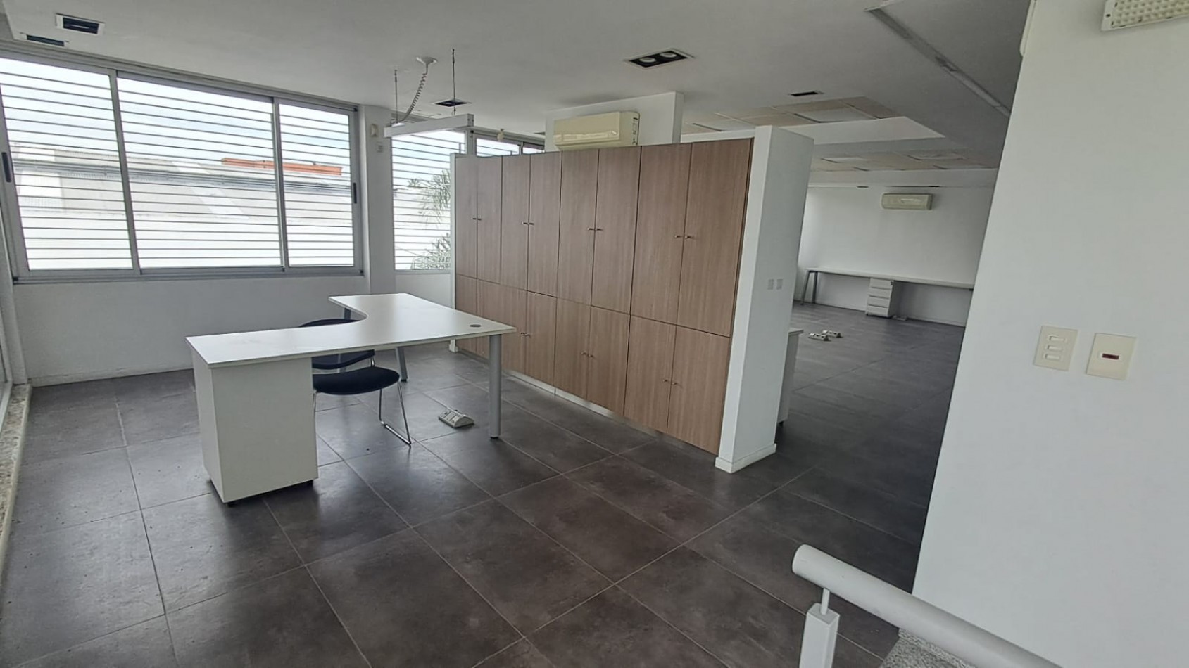 LOCAL COMERCIAL C/ COCHERA, DEPOSITO CON MONTACARGA, OFICINAS , SALAS DE REUNIONES, OFICINAS GERENCIALES VARIAS .REF.844