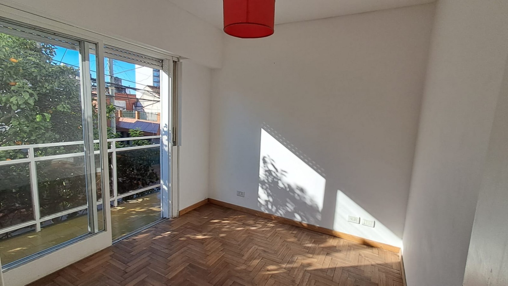 DEPTO 2 AMB CENTRICO AL FRENTE CON BALCON - TERRAZA Y LAVADERO DE USO COMUN - CIUDADELA