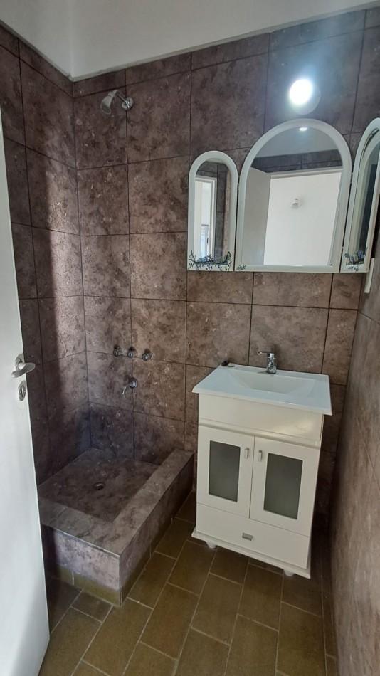 DEPTO 2 AMB CENTRICO AL FRENTE CON BALCON - TERRAZA Y LAVADERO DE USO COMUN - CIUDADELA