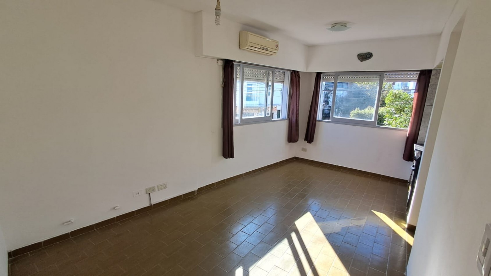 DEPTO 2 AMB CENTRICO AL FRENTE CON BALCON - TERRAZA Y LAVADERO DE USO COMUN - CIUDADELA
