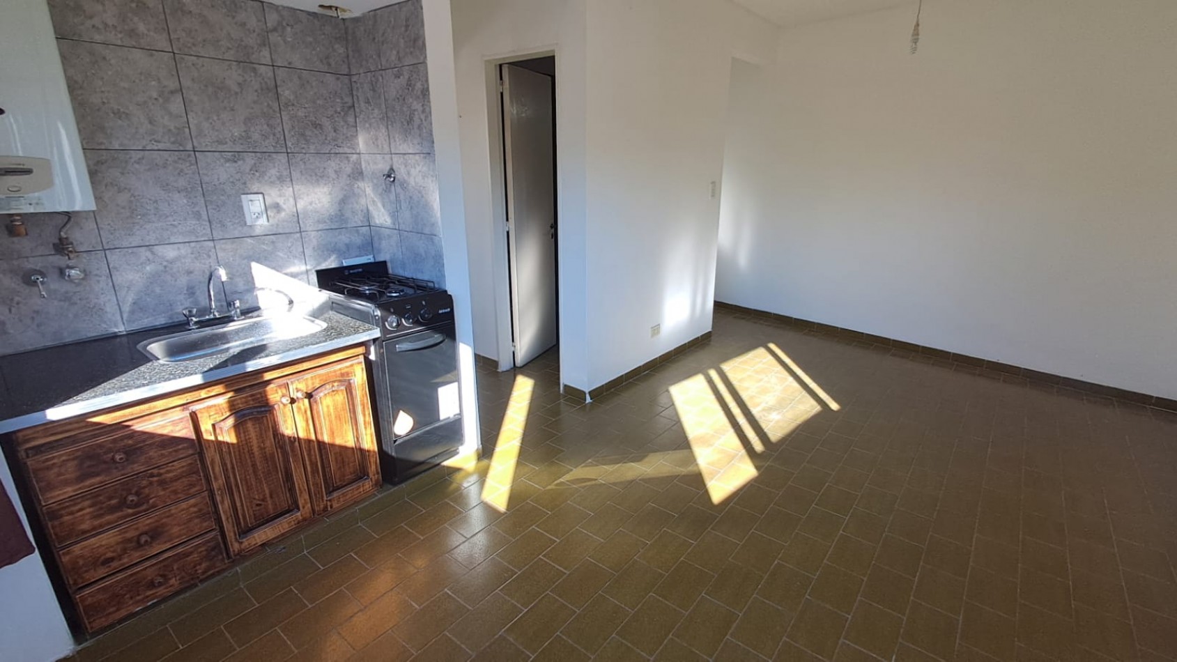 DEPTO 2 AMB CENTRICO AL FRENTE CON BALCON - TERRAZA Y LAVADERO DE USO COMUN - CIUDADELA