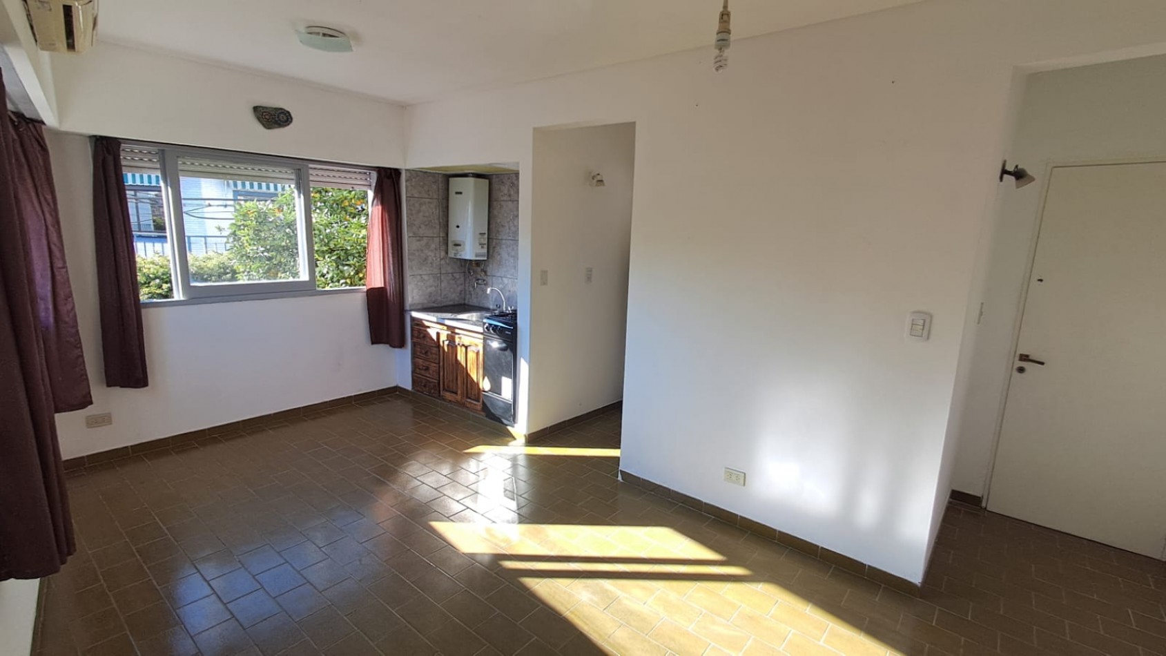 DEPTO 2 AMB CENTRICO AL FRENTE CON BALCON - TERRAZA Y LAVADERO DE USO COMUN - CIUDADELA