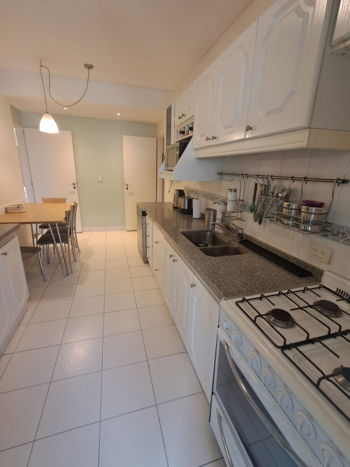 DEPTO 4 AMB EN PISO EXCLUSIVO AL FRENTE, CON BALCON Y COCHERA CUBIERTA. REF N° 833