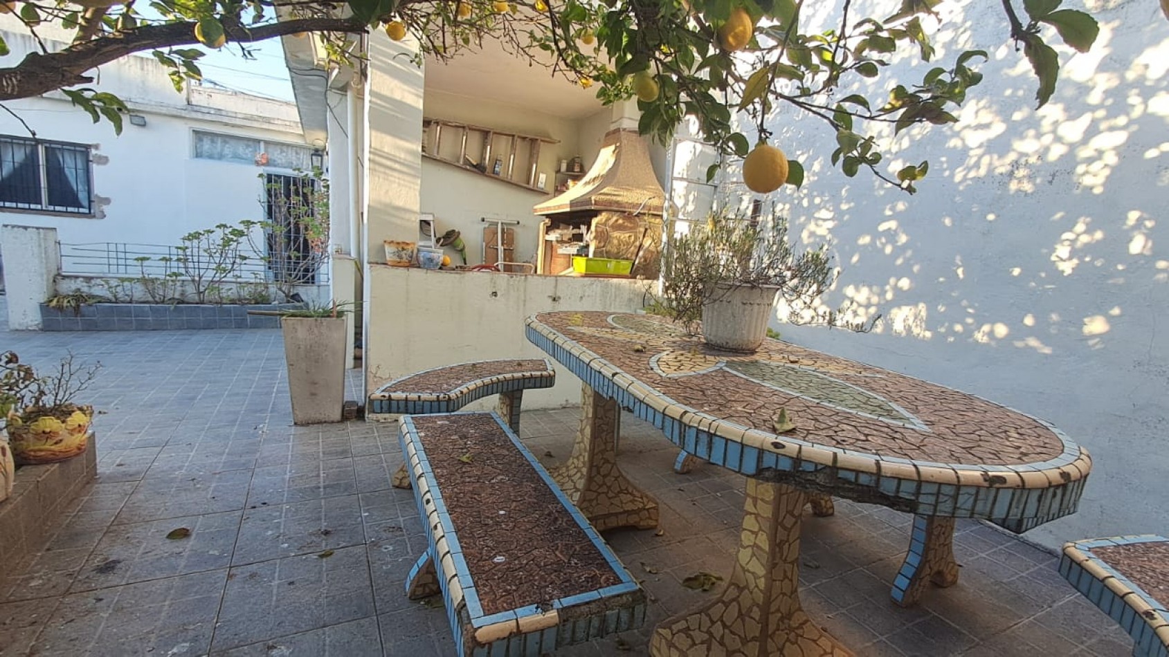 CASA 5 AMB - QUINCHO CON PARRILLA, FONDO LIBRE, LAVADERO CUBIERTO Y JARDIN DE INVIERNO - REF. 854