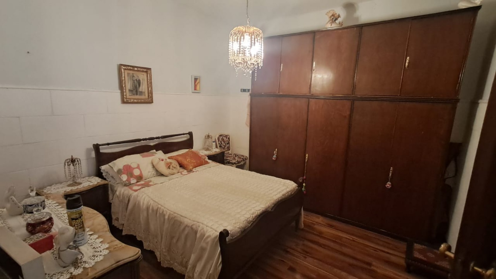 CASA 5 AMB - QUINCHO CON PARRILLA, FONDO LIBRE, LAVADERO CUBIERTO Y JARDIN DE INVIERNO - REF. 854
