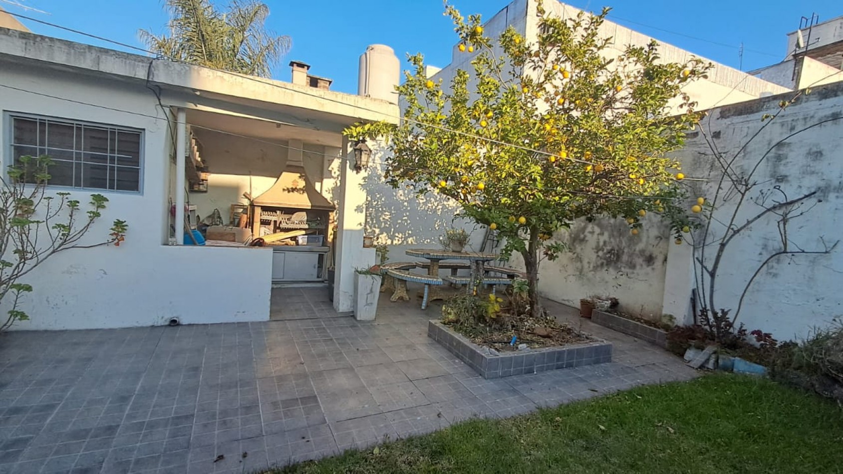 CASA 5 AMB - QUINCHO CON PARRILLA, FONDO LIBRE, LAVADERO CUBIERTO Y JARDIN DE INVIERNO - REF. 854