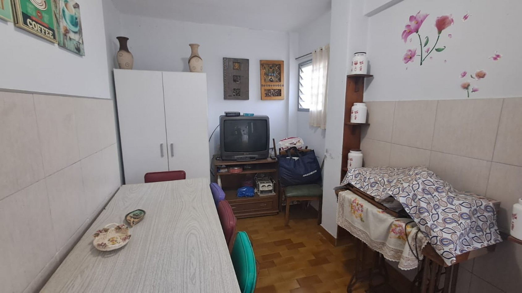CASA 5 AMB - QUINCHO CON PARRILLA, FONDO LIBRE, LAVADERO CUBIERTO Y JARDIN DE INVIERNO - REF. 854