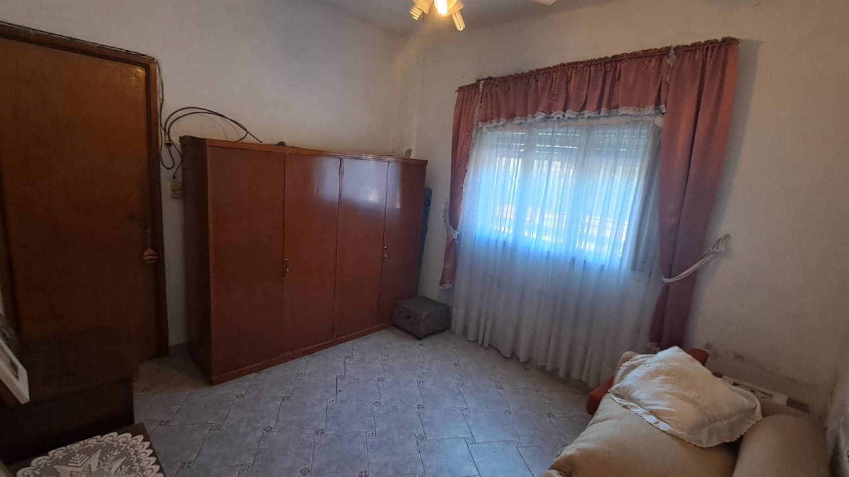 CASA 5 AMB - QUINCHO CON PARRILLA, FONDO LIBRE, LAVADERO CUBIERTO Y JARDIN DE INVIERNO - REF. 854