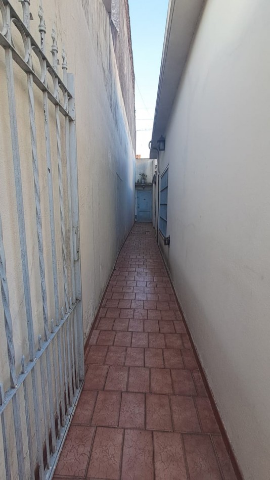 CASA 5 AMB - QUINCHO CON PARRILLA, FONDO LIBRE, LAVADERO CUBIERTO Y JARDIN DE INVIERNO - REF. 854