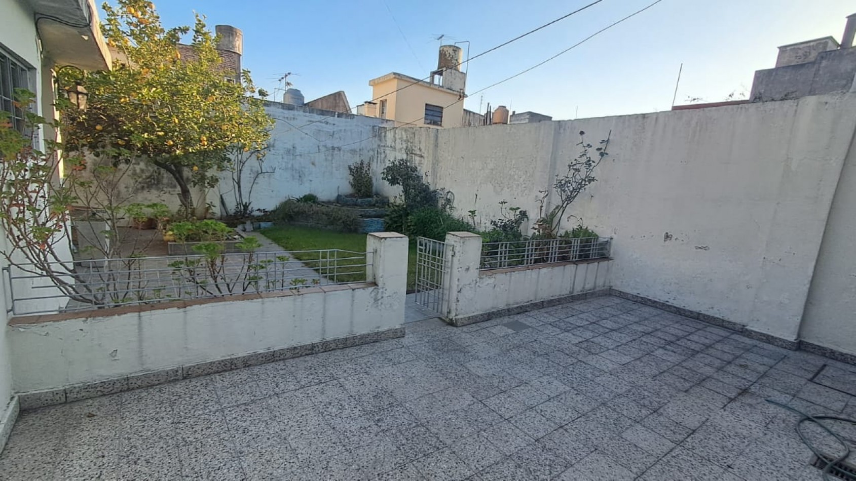 CASA 5 AMB - QUINCHO CON PARRILLA, FONDO LIBRE, LAVADERO CUBIERTO Y JARDIN DE INVIERNO - REF. 854
