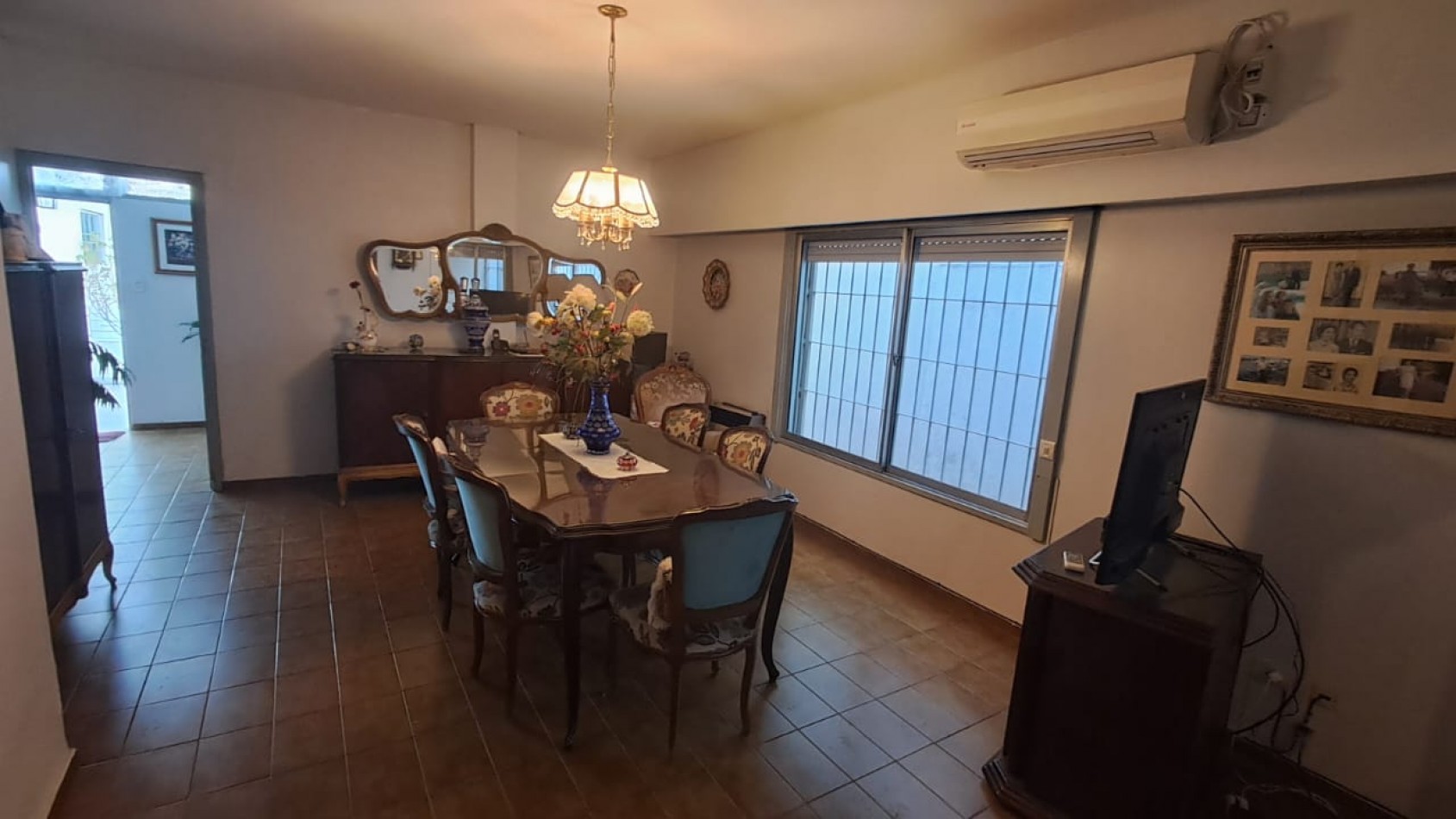 CASA 5 AMB - QUINCHO CON PARRILLA, FONDO LIBRE, LAVADERO CUBIERTO Y JARDIN DE INVIERNO - REF. 854