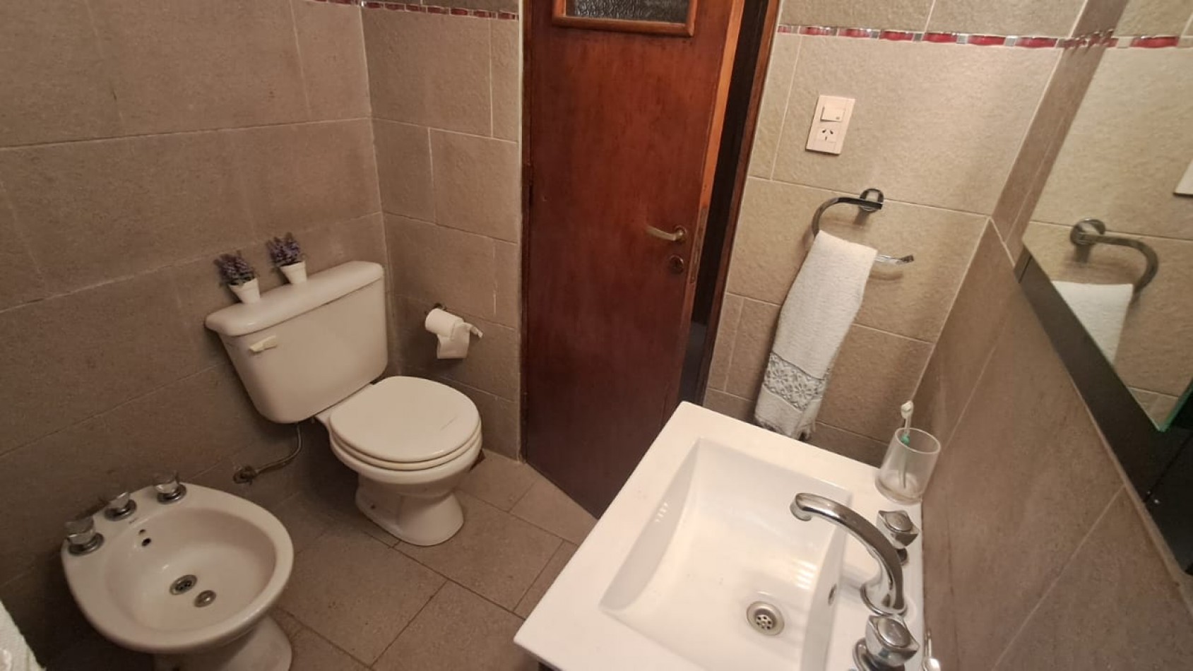 CASA 5 AMB - QUINCHO CON PARRILLA, FONDO LIBRE, LAVADERO CUBIERTO Y JARDIN DE INVIERNO - REF. 854