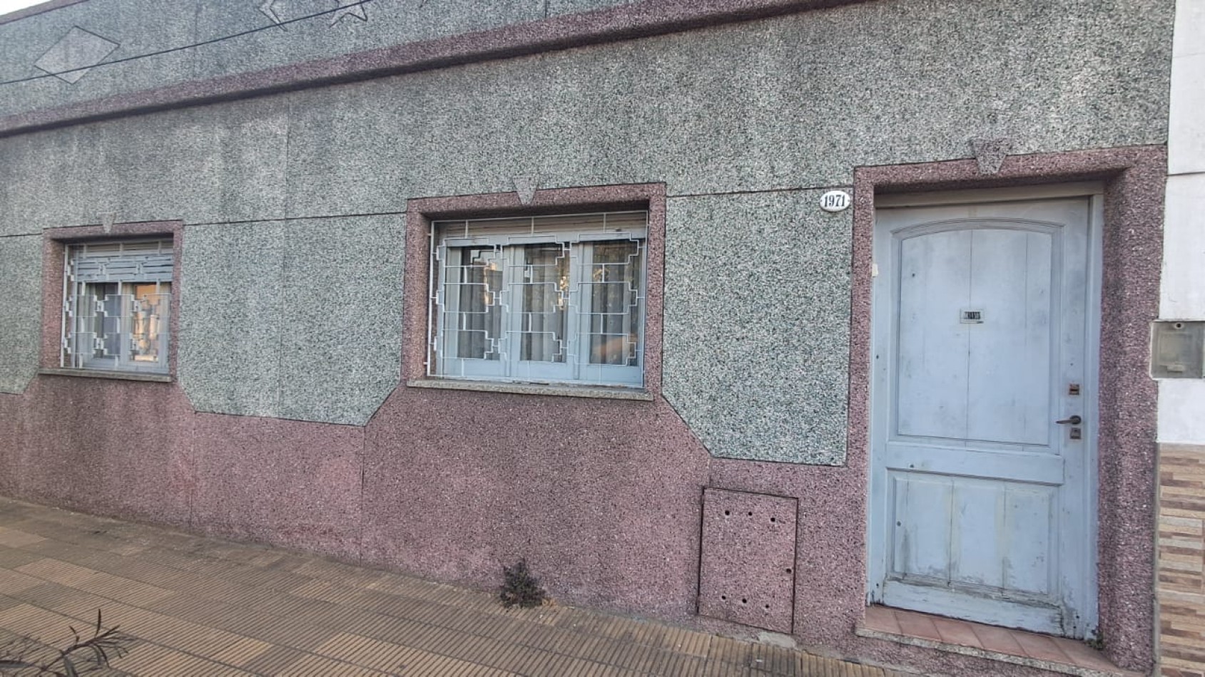 CASA 5 AMB - QUINCHO CON PARRILLA, FONDO LIBRE, LAVADERO CUBIERTO Y JARDIN DE INVIERNO - REF. 854