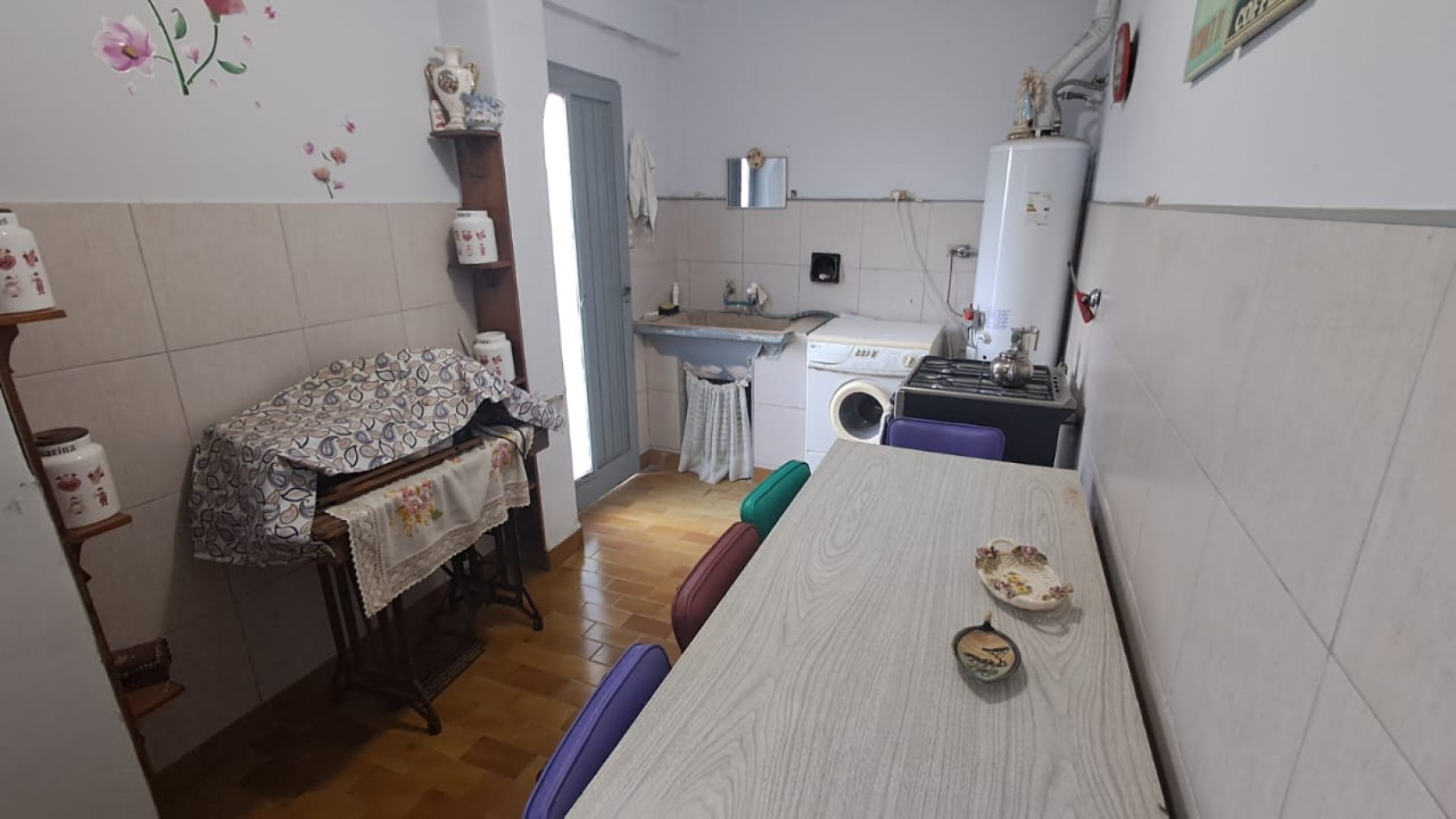 CASA 5 AMB - QUINCHO CON PARRILLA, FONDO LIBRE, LAVADERO CUBIERTO Y JARDIN DE INVIERNO - REF. 854