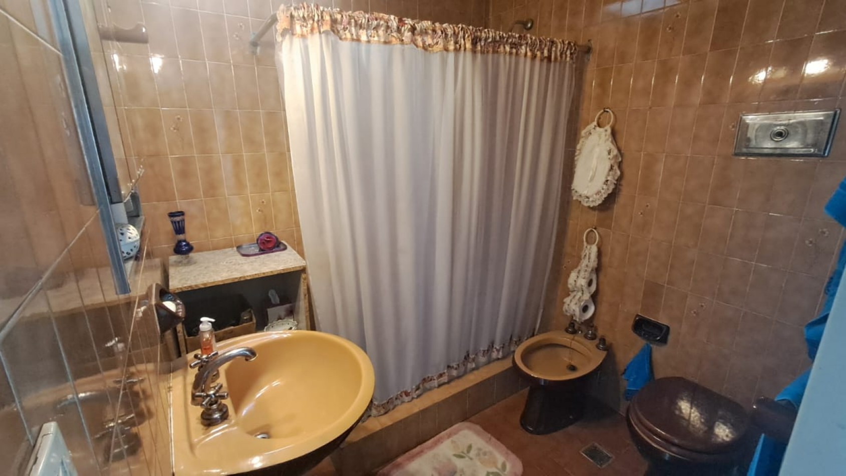 CASA 5 AMB - QUINCHO CON PARRILLA, FONDO LIBRE, LAVADERO CUBIERTO Y JARDIN DE INVIERNO - REF. 854