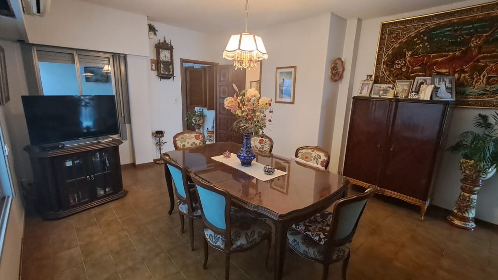 CASA 5 AMB - QUINCHO CON PARRILLA, FONDO LIBRE, LAVADERO CUBIERTO Y JARDIN DE INVIERNO - REF. 854