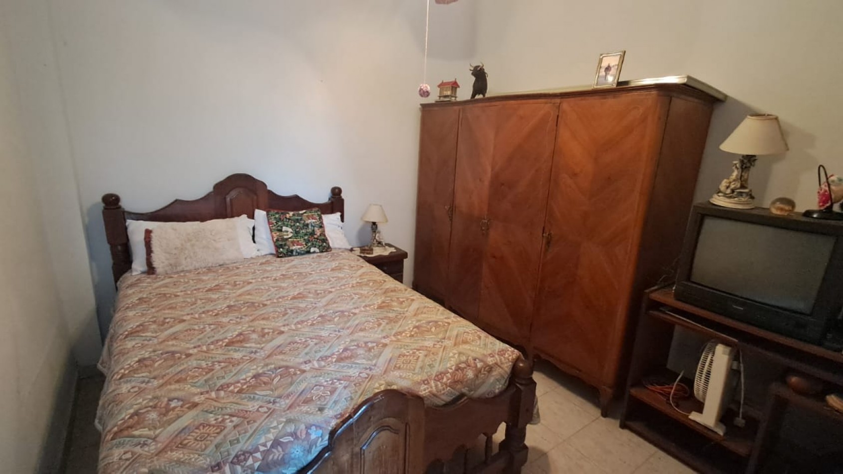 CASA 5 AMB - QUINCHO CON PARRILLA, FONDO LIBRE, LAVADERO CUBIERTO Y JARDIN DE INVIERNO - REF. 854