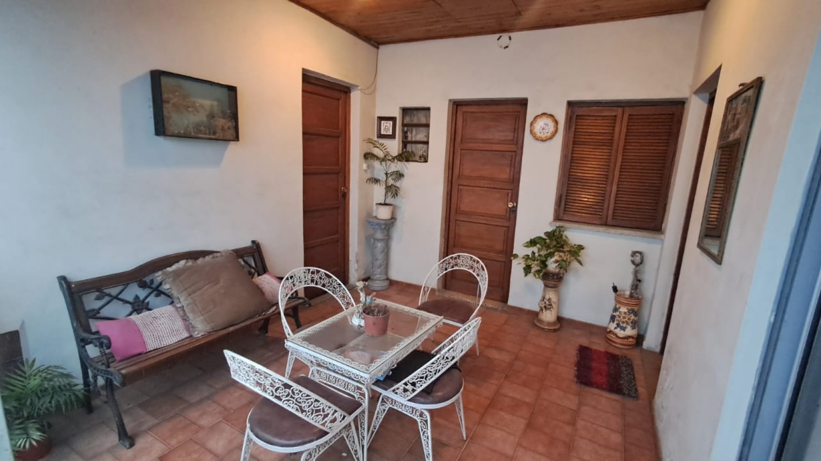 CASA 5 AMB - QUINCHO CON PARRILLA, FONDO LIBRE, LAVADERO CUBIERTO Y JARDIN DE INVIERNO - REF. 854
