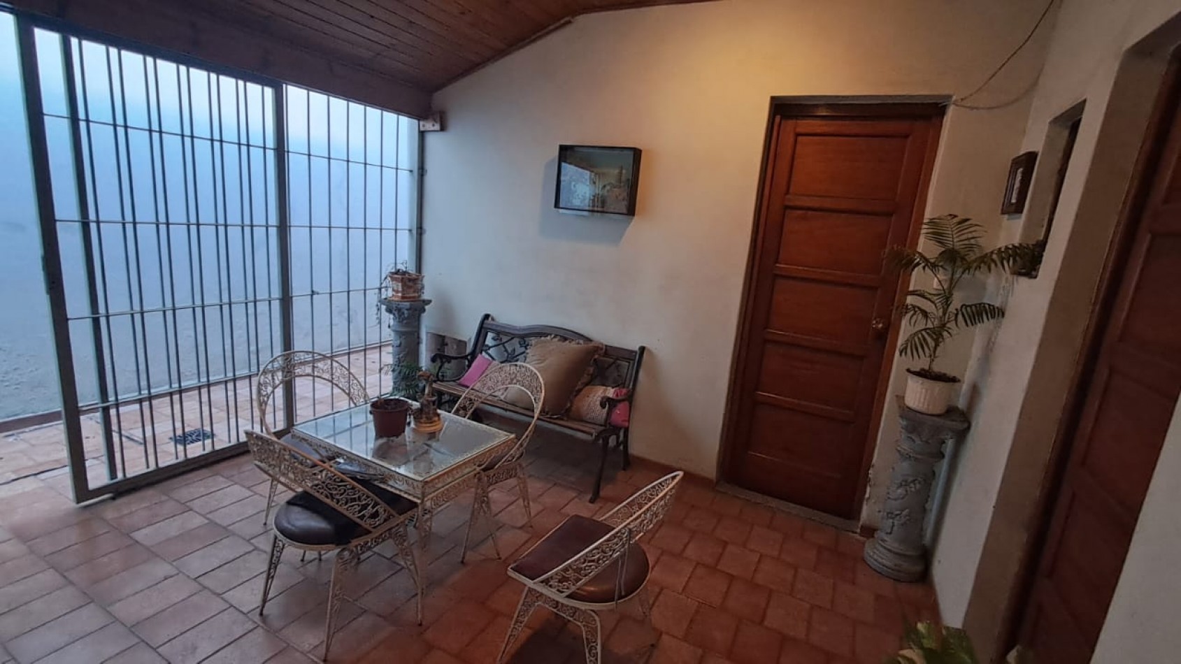 CASA 5 AMB - QUINCHO CON PARRILLA, FONDO LIBRE, LAVADERO CUBIERTO Y JARDIN DE INVIERNO - REF. 854